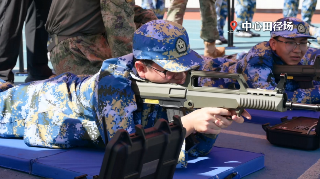握枪，瞄准，击发！军训射击场上，专注与热血正在碰撞！大工新生军训射击与战术训练现场直击！