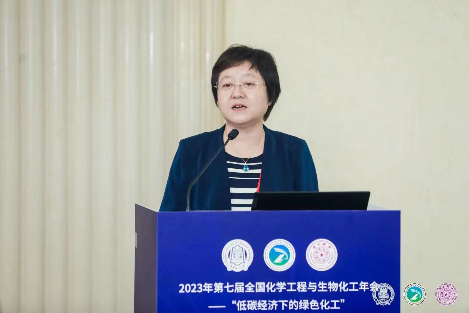 【师者如光】宝钢教育基金优秀教师奖获得者：贾凌云