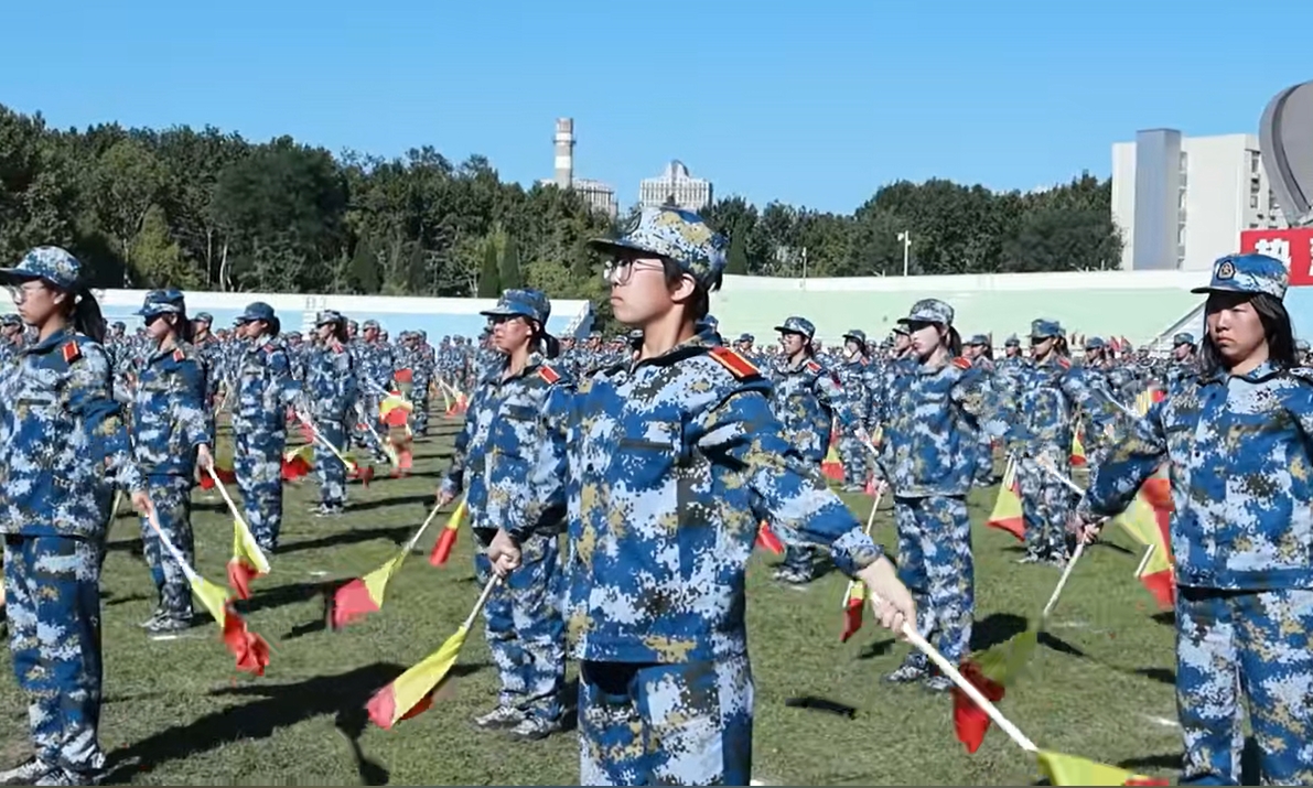 杀！杀！杀！大工新生军训表演海军旗语、刺杀操、匕首操，一个动作、一声怒吼、一枪突刺，尽显军人血性豪情！