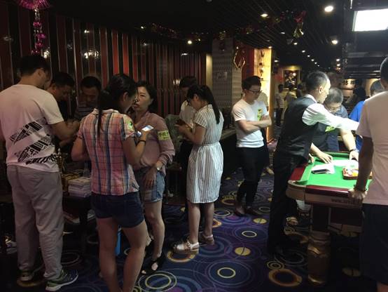 图片包含 人员, 群组, 人物, 站立已生成极高可信度的说明
