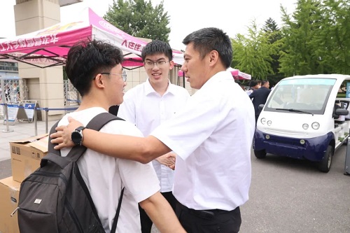 “我接你入学，也送你毕业！”