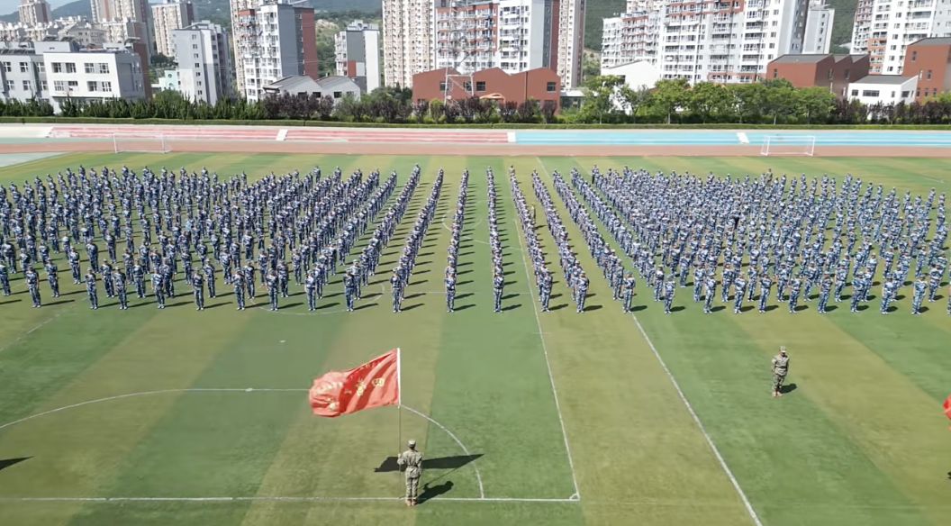 格斗准备！专项训练首日，800名新生合练军体拳！
