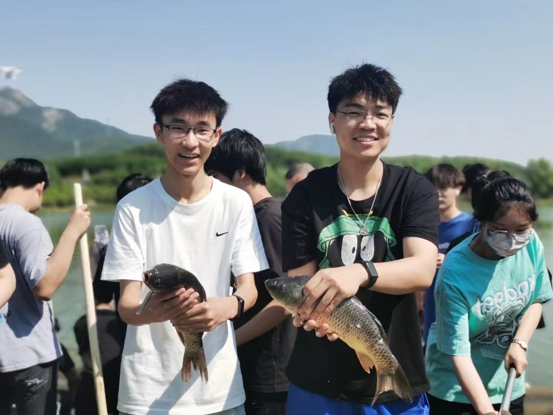 开发区校区举办“品鱼思源、‘涌’往直前”毕业季活动