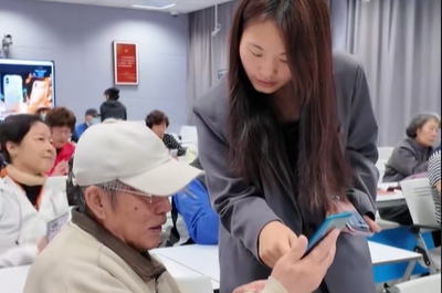 “AI我也会！”大工老年大学《新媒介素养-玩转智能手机2.0》课堂上，退休老教师们聚精会神，一同学习AI软件。