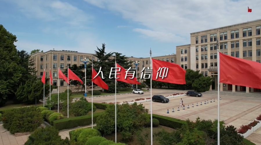 我追随的光，是五角星的星光。目光所至皆为华夏，五星闪耀皆为信仰，繁荣昌盛山河无恙