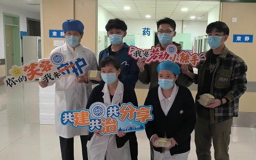 机械学院70名本科生集体包饺子，并将劳动果实送给保卫处、后勤处等夜间值守岗位的工作人员~致敬坚守，感谢有你，大工校园我们一起守护