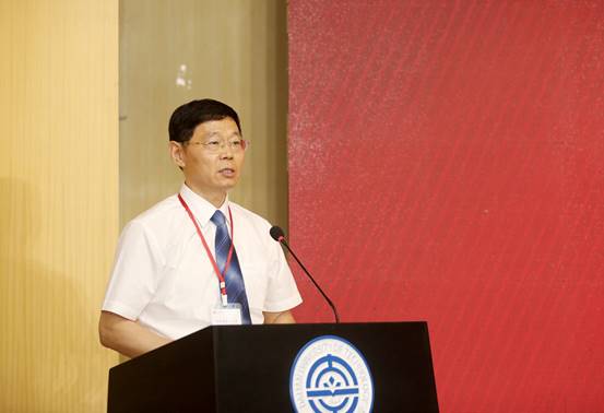 图片包含 墙壁, 男士, 人员已生成极高可信度的说明