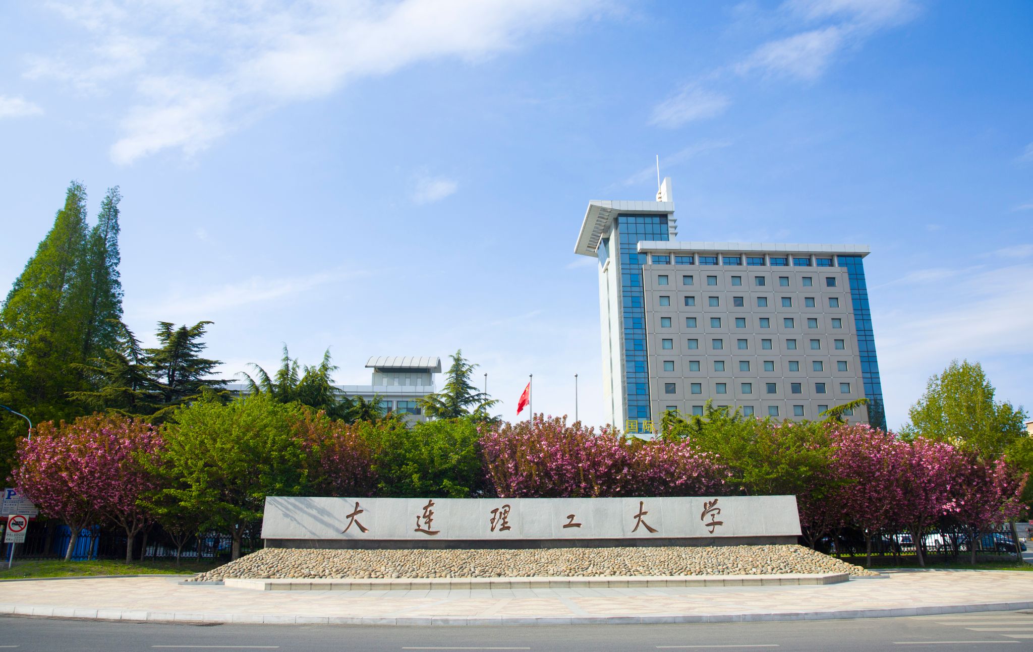这位大工人受到总书记接见！师生正在学习热议！