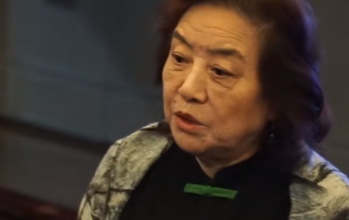 近日，大工“科艺融合”美育公开课第四期“家国的影与画”在大连大剧院开课。“平坦的路走得再多，还是平坦的路，要敢于去走不平坦的。勇敢地前进，就对。《开国大典》导演、83岁肖桂云老师的人生感悟，与大家共勉!