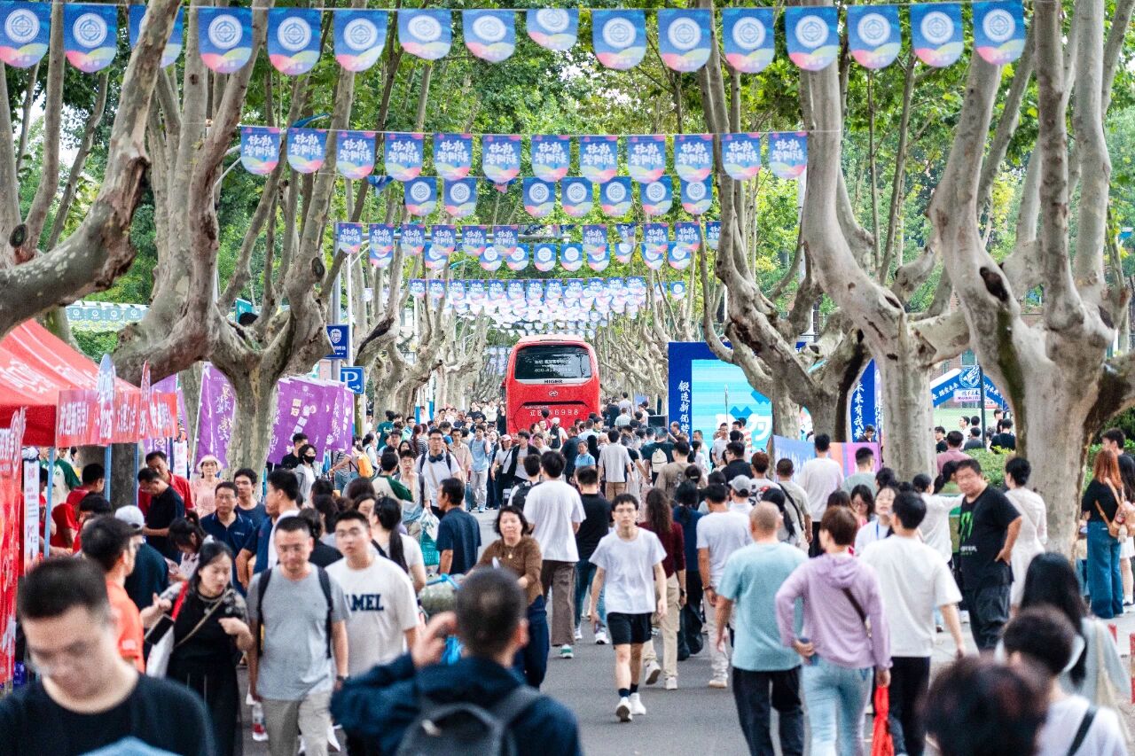 看！新大工人，他们来了！