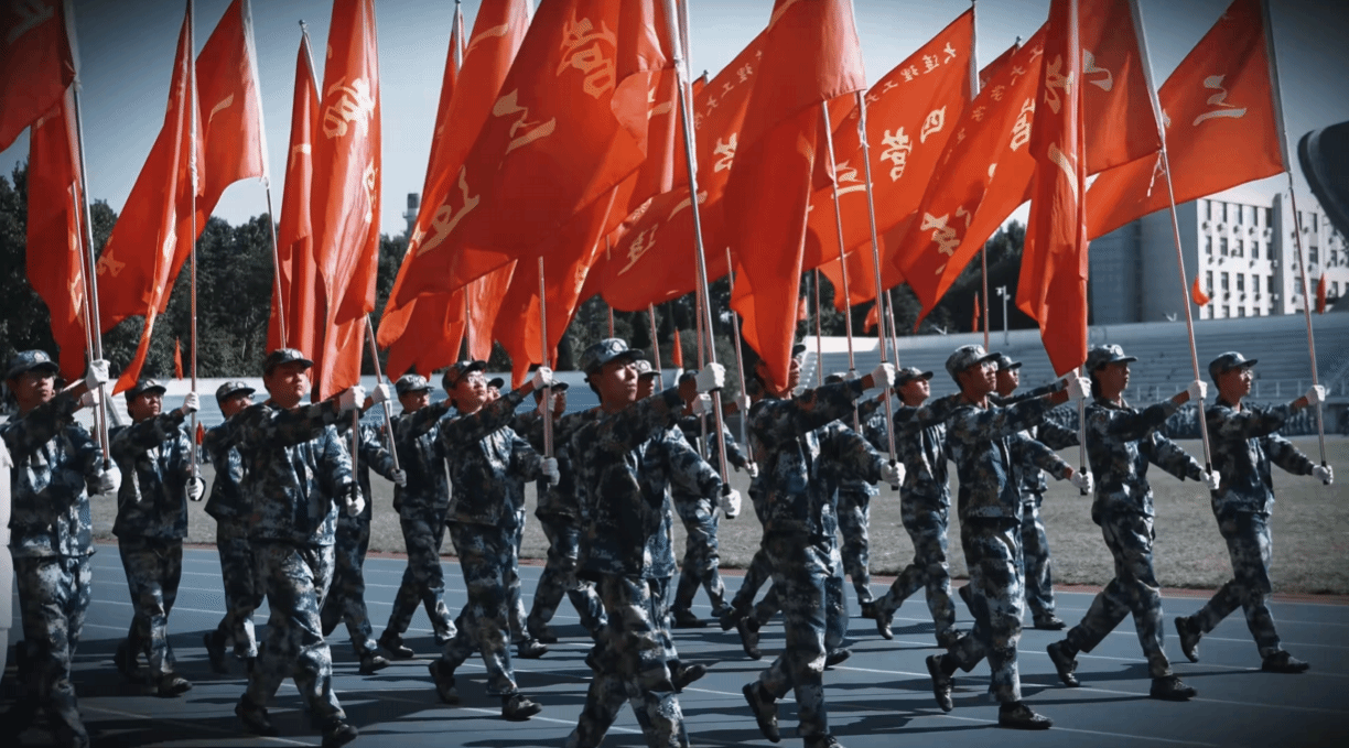 超燃现场，气势磅礴！大工2025级新生军训成果汇报分列式表演，每一个坚定的步伐，每一张坚毅的面庞，都闪耀着青春的光芒