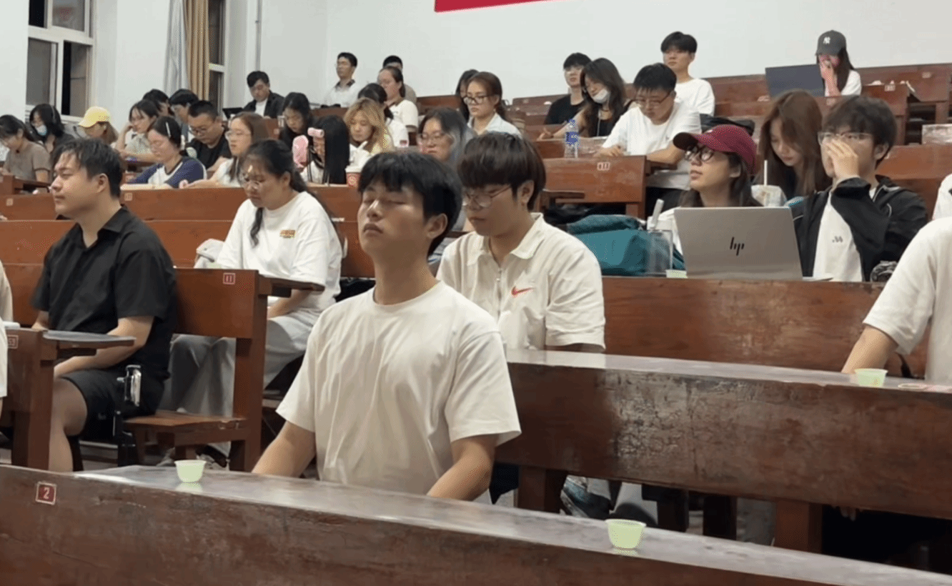 梦中情课，闭着眼睛上！因为这节课，要你“唤醒”其它感官。当视觉被隐去，耳畔是清泉烹茶的轻响，鼻尖是茶叶被唤醒的陈香，指尖感触的是非遗技艺流转的温度……大工情韵中国非遗工坊“银杏茶韵”，带你沉浸式解锁茶艺文化体验