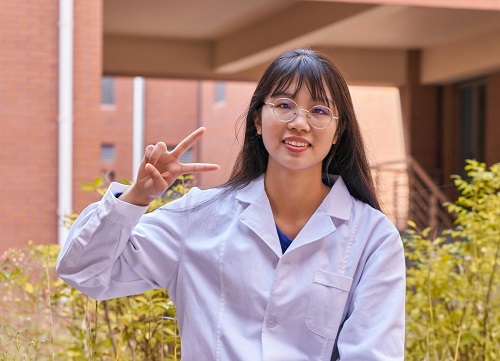 57个笔记本，上千张草稿纸，记录着这位女孩的科研报国梦！