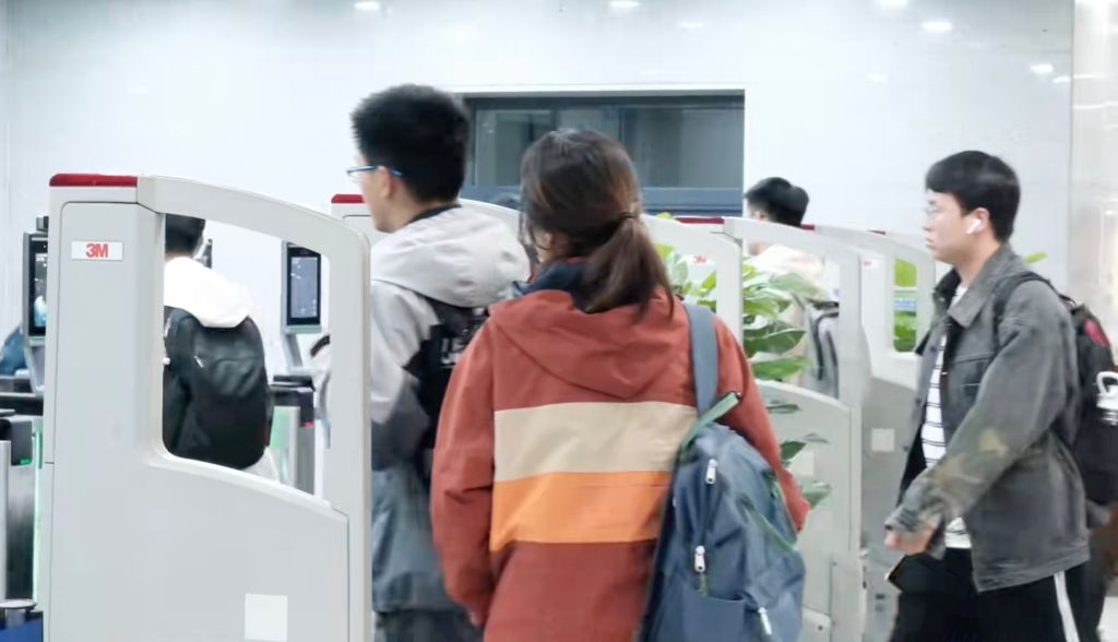 在图书馆蹲到闭馆，铃声朗朗。少年吹灭读书灯，一身都是月。