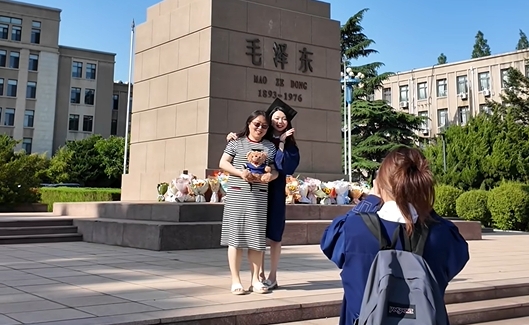 无声的献礼，胜过千言万语……大工主楼前，毕业生自发将鲜花留在他的脚下