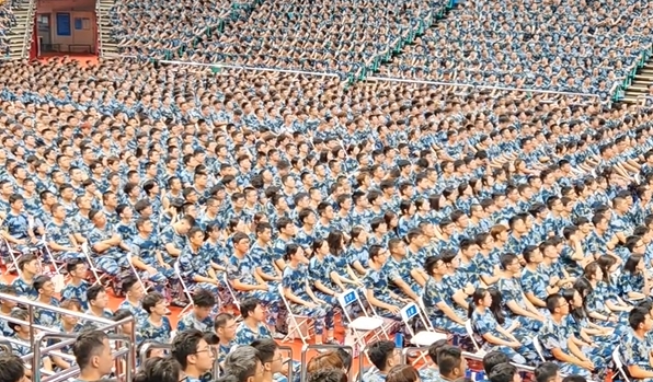 9月7日，大连理工大学4000余名新生集体拉歌，气势磅礴！