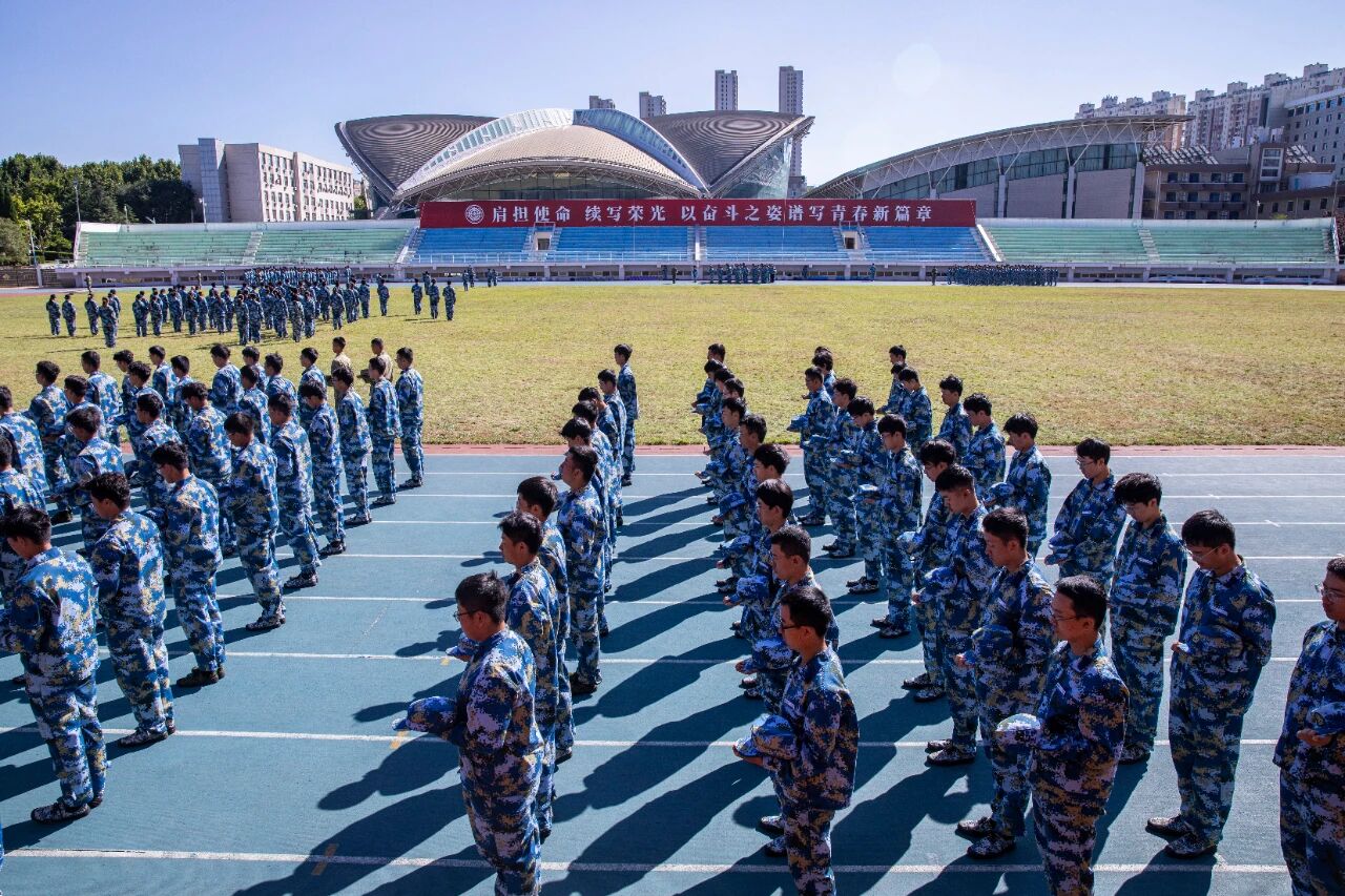刚刚，警报声响起，大工人肃立默哀！这一天，我们永不忘！