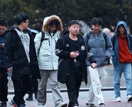 大工又下雪啦！三月飘雪，春寒未尽。冷风如刀，却也藏着春天最初的期待，愿一切美好如约而至！