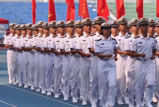 戎装笔挺，步伐铿锵！大连理工大学2025级新生军训教官震撼入场！