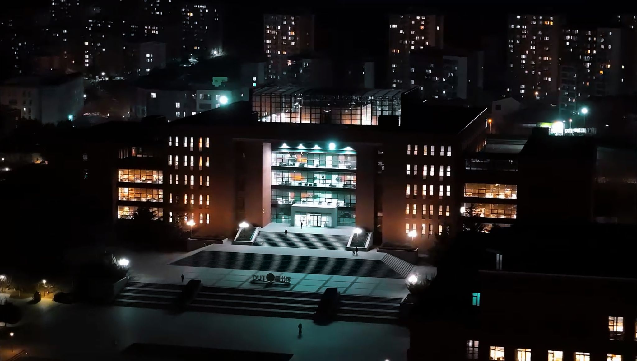 带你从航拍视角感受一下大工的顶级夜景