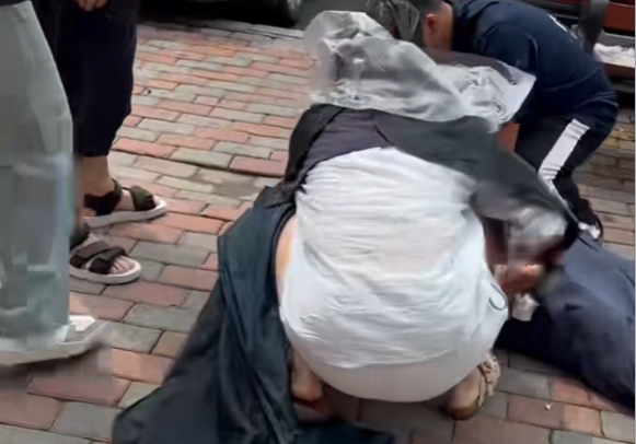 十年前“最美新娘”再次跪地救人！大工附属中心医院护士郭嫄嫄在烫头时，街边紧急救助昏迷老人。