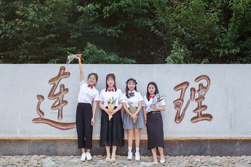 #高校复制一座校门让毕业生打卡拍照#