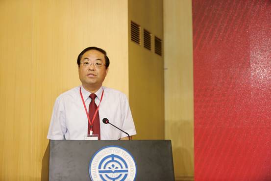 图片包含 墙壁, 男士, 人员已生成极高可信度的说明