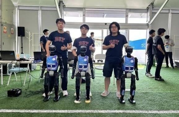 队友出状况离场，它还在拼！2025世界人形机器人运动会足球3V3比赛上，大工机器人孤军奋战却毫不示弱，以一敌三破门进球！