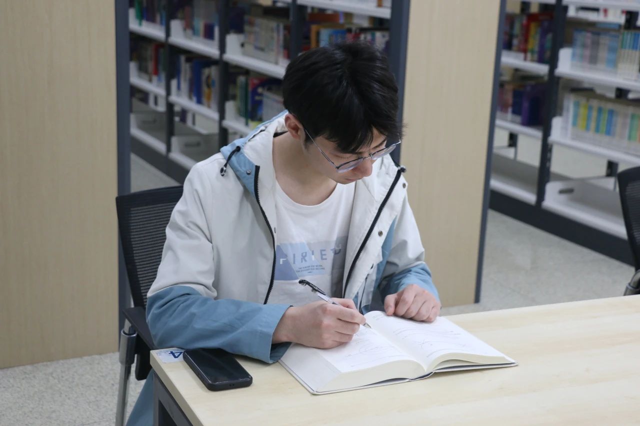破土扎根，顽强生长！他是白杨少年王震！