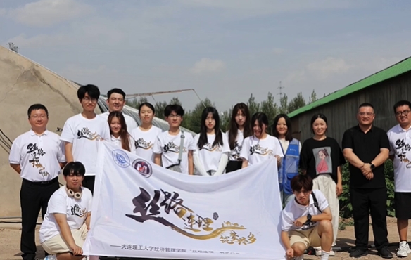 身在最好的时代，向着那片古老的黄色土地。大工“丝路连理·筑梦兴乡”实践团在这个夏天启程，去寻找、去探索、去记录，去见证了丝绸之路上的硕果累累。青春就是最好的行囊，DUTers！一起来分享你们的实践故事