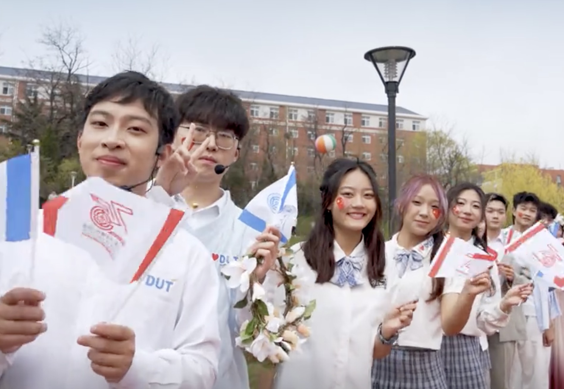 4月15日，在全新落成的凌水湖畔，随着清澈的校歌歌声拂过湖面， “连理•青春”主题快闪精彩上演。大工学子载歌载舞、各品身手，共贺母校华诞！