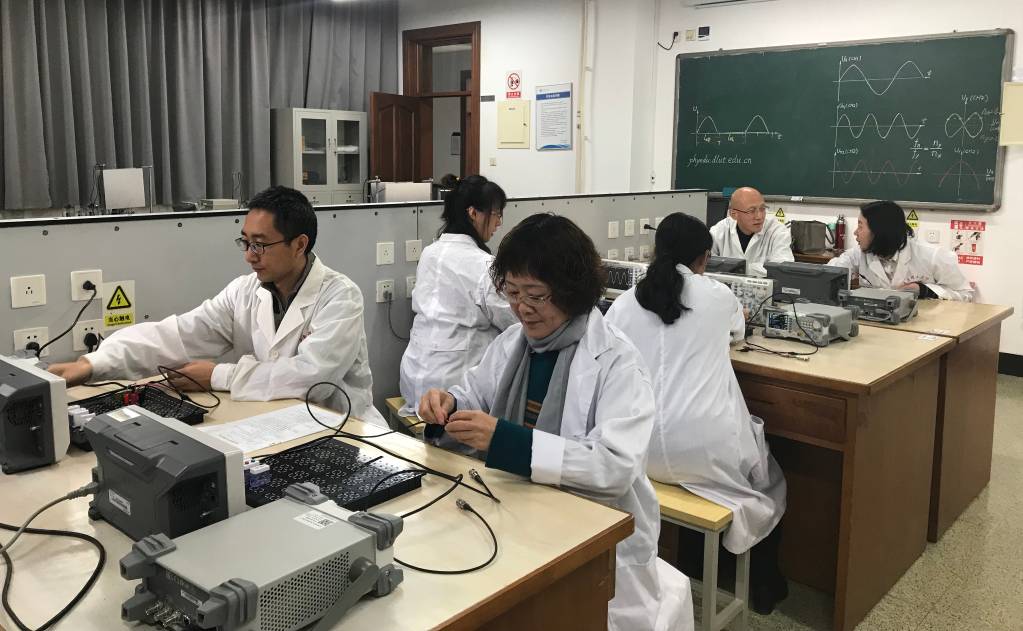【培根铸魂育新人】宝钢教育基金优秀教师奖获得者——秦颖