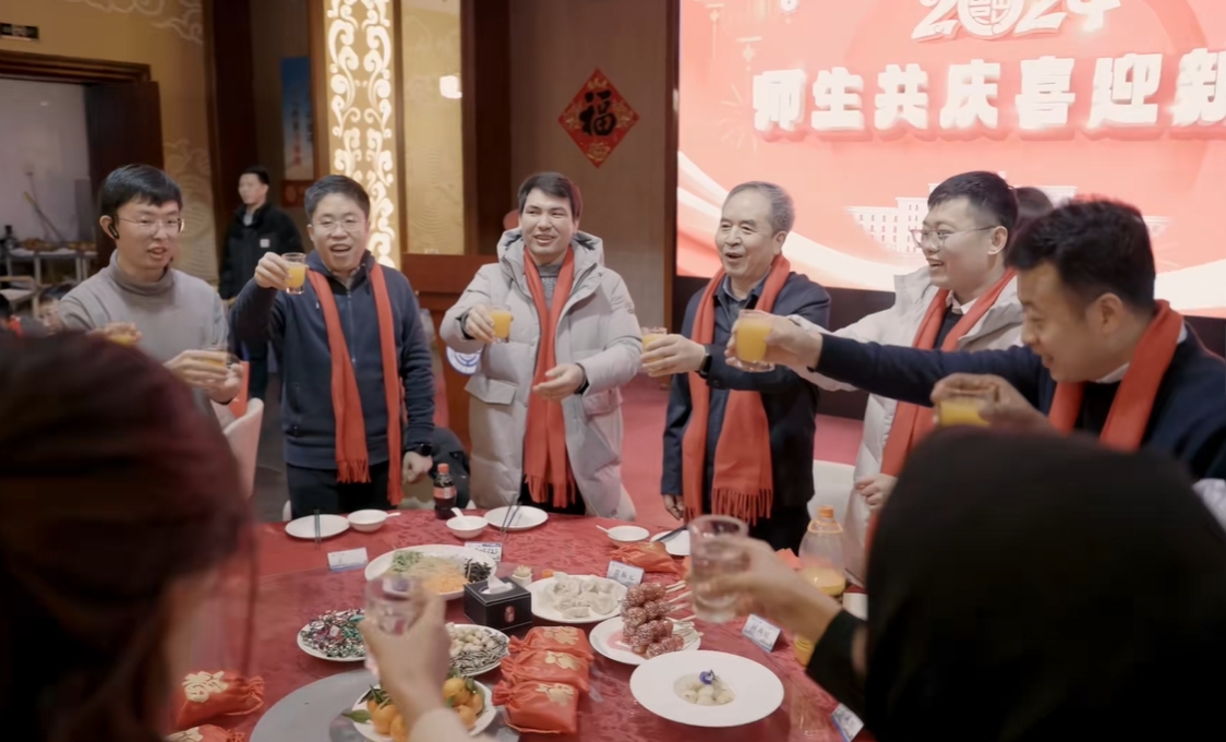 我们在大工一起过春节！祝大家龙行龘龘、前程朤朤、生活䲜䲜！