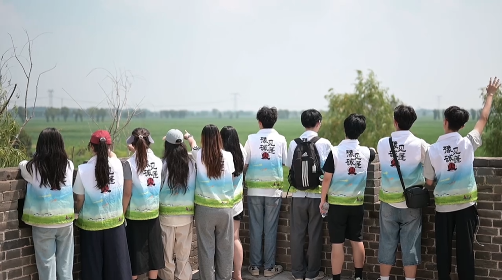 暑假期间，大连理工大学盘锦校区“豫见碱蓬火”支教团前往河南开展为期12天的支教活动。跨越山海奔赴，大连理工的青春力量与中原大地热烈相拥。