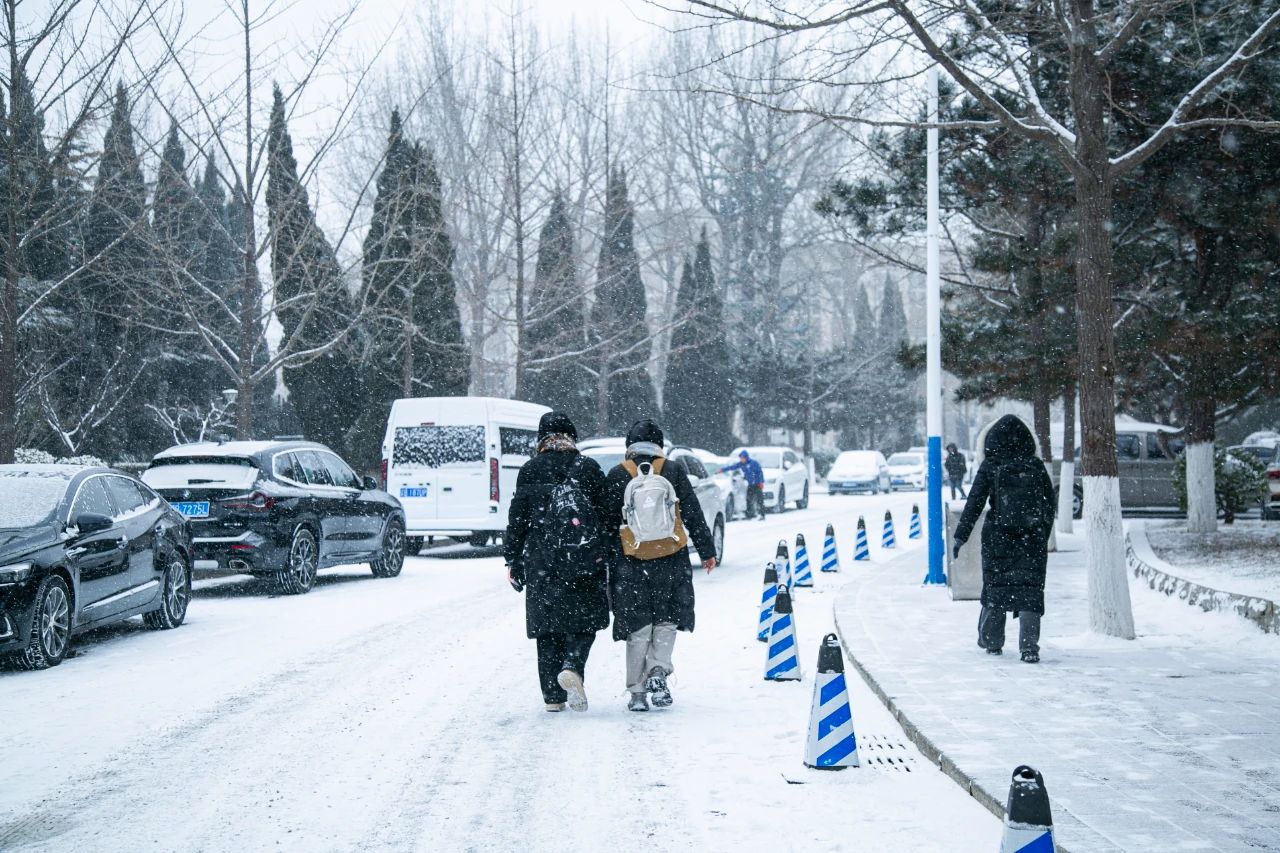 听！这是走到心里的踩雪声，在大工校园迎接2025年的第一场雪，一起迈步向前！