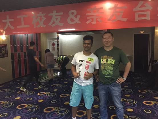 图片包含 人员, 站立, 室内, 墙壁已生成极高可信度的说明