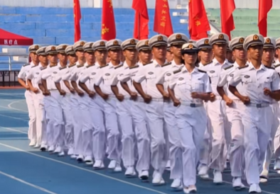 戎装笔挺，步伐铿锵! 大连理工大学2025级新生军训教官震撼入场！