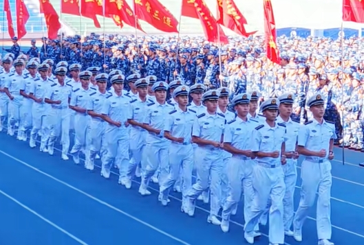 大连理工大学2024级新生军训教官震撼入场，气势如虹！新生军训开训！（视频作者：王德丞）