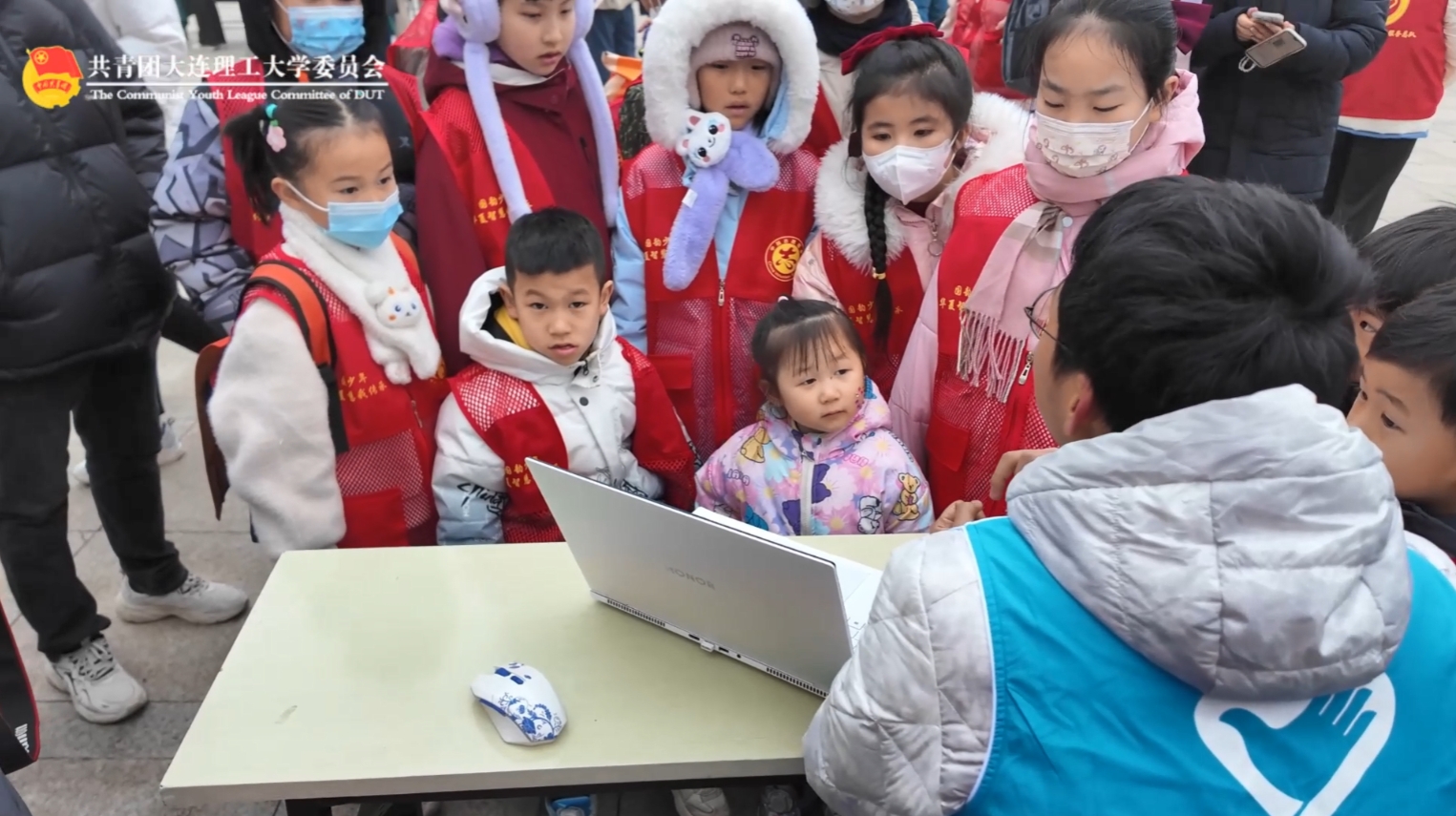 做新时代雷锋人，大工青年在行动！3月5日，在第62个“学雷锋纪念日”，也是第26个“中国青年志愿者服务日”，大工青年的追“锋”行动在校内外如火如荼地开展。