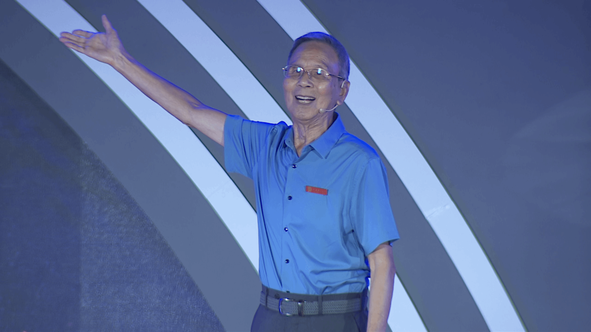 情景思政课堂上，大工80岁老教授寄语新一代大工人：传承由党创办的血脉，与国同行、与新时代同行！