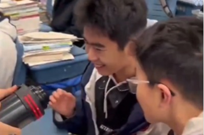 把大连的浪漫带到西南！大连理工大学“川流不息，连绵不绝”实践团将雪装在保温杯中带给高中母校的学弟学妹。“瑞雪兆丰年”，预祝学弟学妹们在高考中取得好成绩，我们在大工等你！
