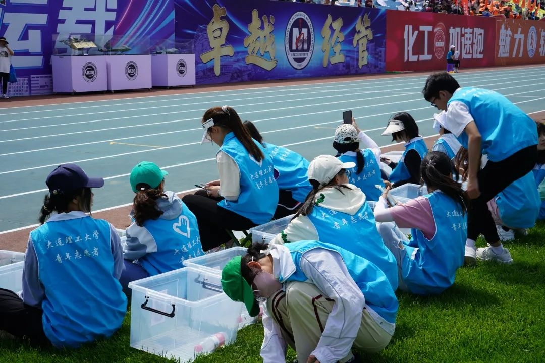 为运动场外的他们点赞！