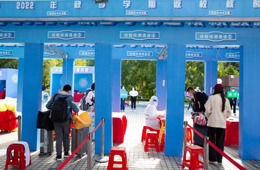 校领导调研指导返校报到工作并慰问师生