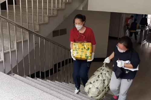 新生们还未到校，先一步抵达的行李怎么办？放心！老师们已经精准帮你送到寝室啦！所有努力，只为更好相聚！