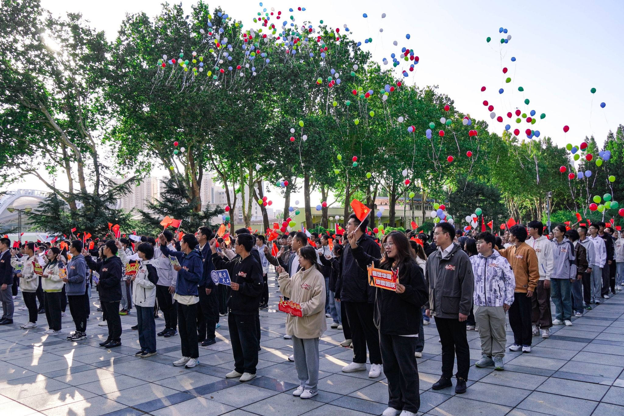 【庆祝新中国成立75周年】师生同升国旗 共祝祖国繁荣昌盛