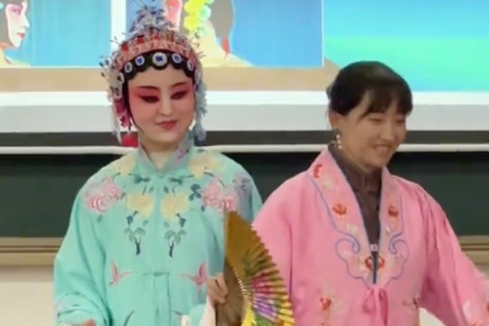 听说老师在课堂上为同学化妆？听说老师在课堂上为同学化妆？一起走进大工 《京剧艺术知识与欣赏》 课堂，感受中华优秀传统文化的独特魅力