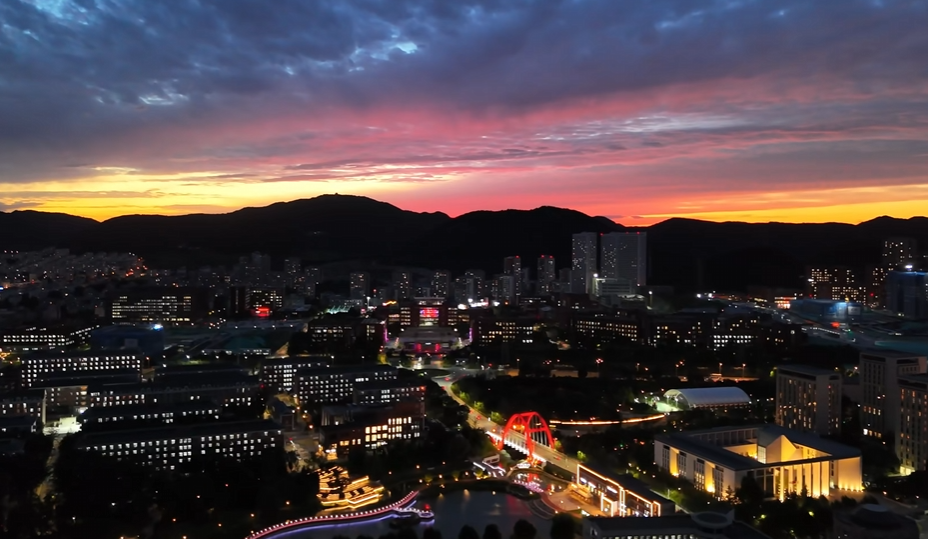 秋意骤降，晚霞却炽烈如火。大工秋日的傍晚，氛围感拉满！