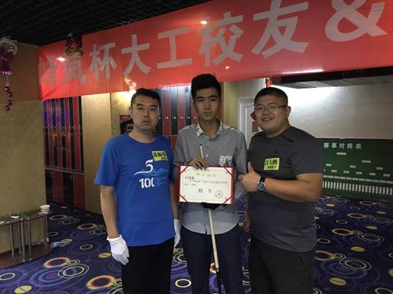 图片包含 人员, 站立, 墙壁, 掌握已生成极高可信度的说明