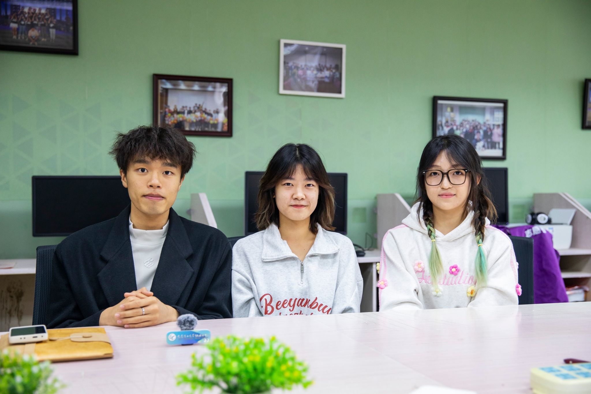 热搜上全网寻找的大工学生找到啦！大工学子旅游中捡到手机，失主找回后惊喜地发现他们在手机上拍了一段可爱的视频，这份陌生的善意真的太暖了！