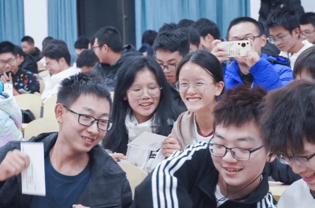 惊喜！这些大工新生在入学100天时收到一份特殊礼物！
